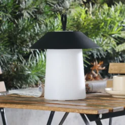 Lindby LED-Akkutischleuchte Kalina, schwarz/weiß, IP44