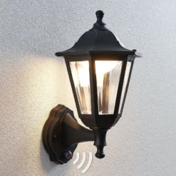 Lindby LED-Außenwandlampe Iavo, Sensor, schwarz, 38 cm, IP44