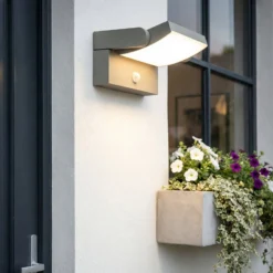Lindby LED-Außenwandlampe Sherin, hellgrau schwenkbar Sensor