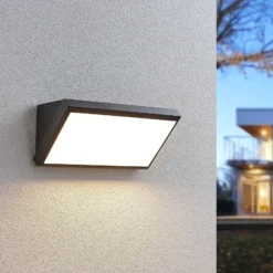 Lindby LED-Außenwandleuchte Abby, Sensor, IP65, dunkelgrau