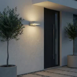 Lindby LED-Außenwandleuchte Fando, silber matt, Sensor, IP44