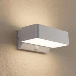 Lindby LED-Außenwandleuchte Fando, silber matt, Sensor, IP44