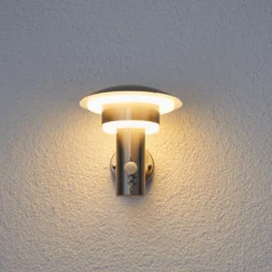 Lindby LED-Außenwandleuchte Lillie, Sensor, Höhe 19cm