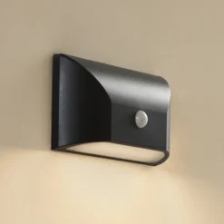 Lindby LED-Außenwandleuchte Siana, schwarz, PC, Sensor
