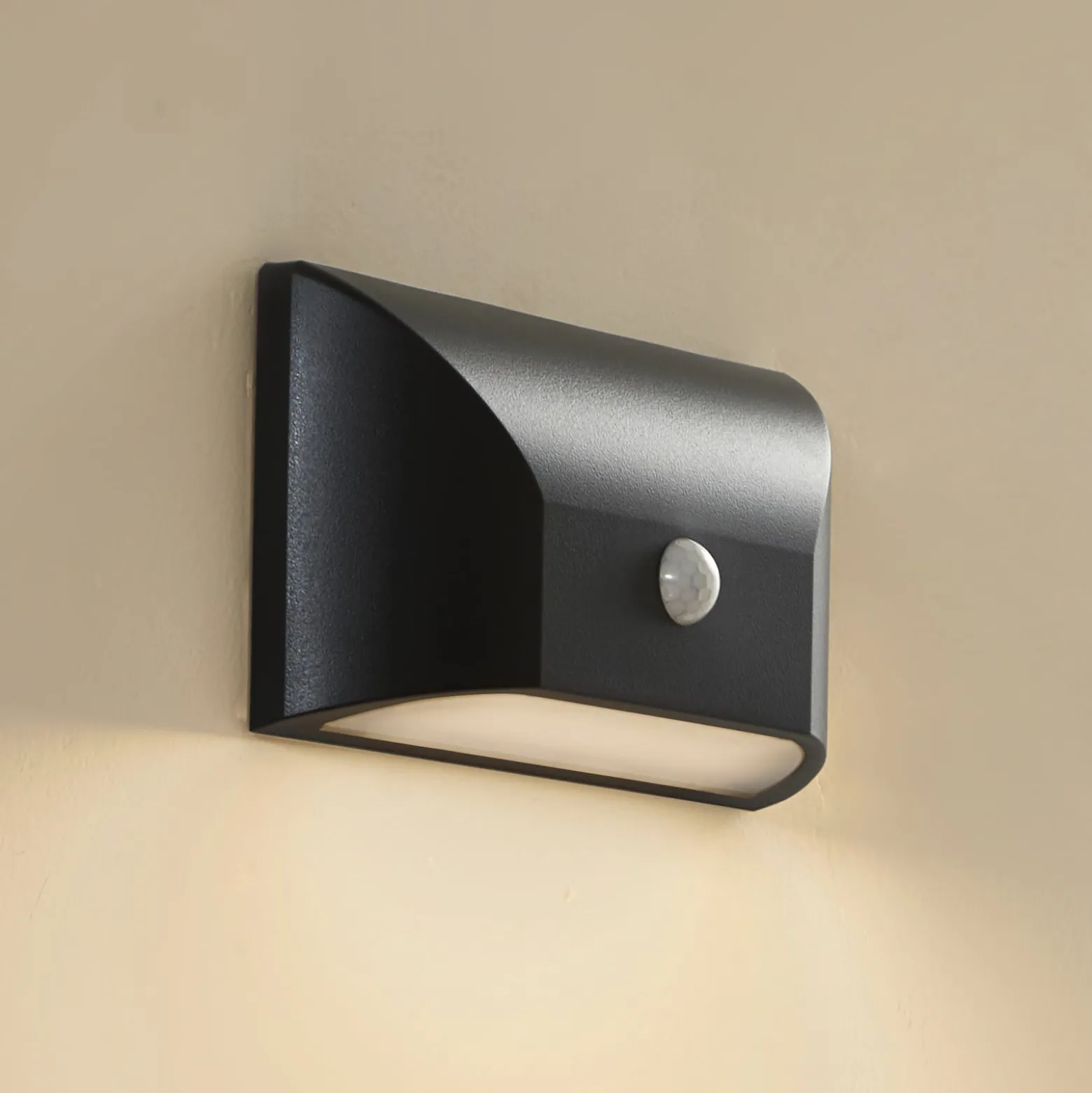 Lindby LED-Außenwandleuchte Siana, schwarz, PC, Sensor