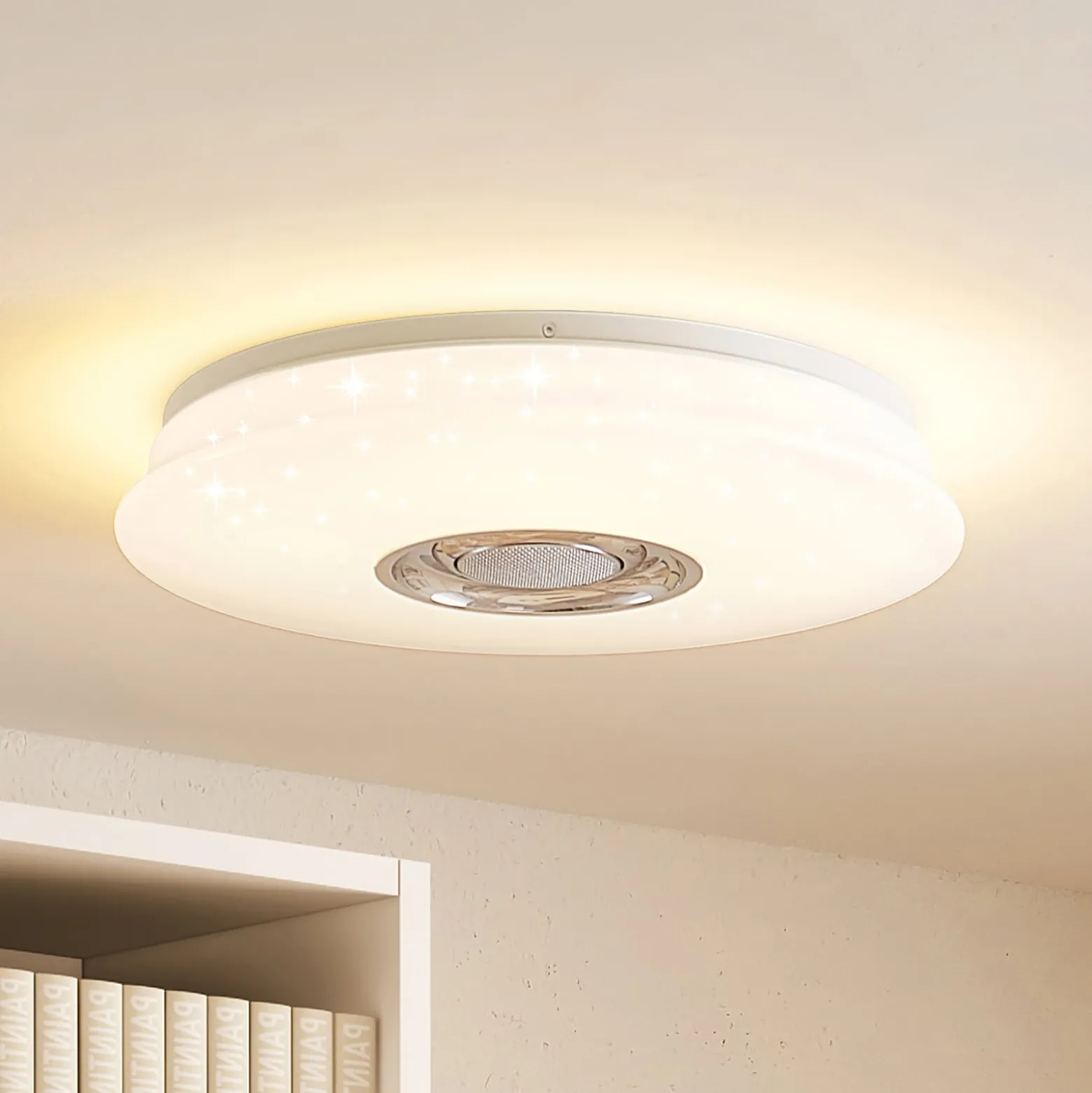 Lindby LED-Deckenlampe Elpida, Lautsprecher, weiß, Ø 39cm