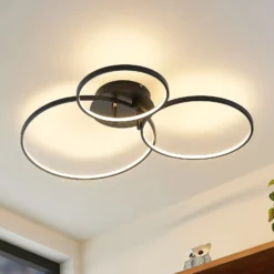 Lindby LED-Deckenlampe Rayk, schwarz, Metall, 77 cm, dimmbar
