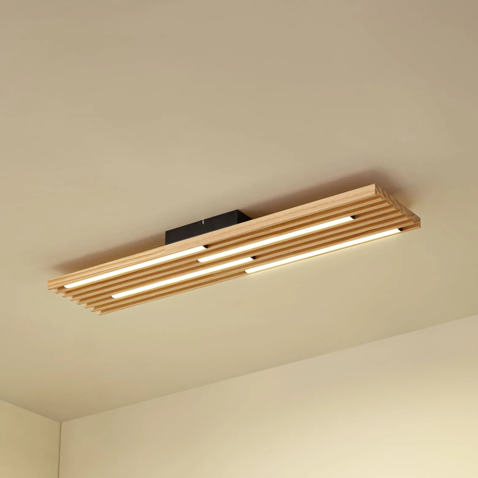Lindby LED-Deckenleuchte Madero, Kiefernholz, 90 cm x 20 cm