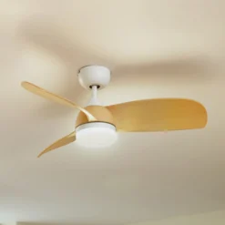 Lindby LED-Deckenventilator Enon, weiß/holzfarben, DC, leise