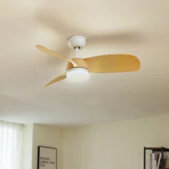 Lindby LED-Deckenventilator Enon, weiß/holzfarben, DC, leise