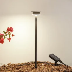 Lindby LED-Solarleuchte Lyris, schwarz, Aluminium, 3.000 K