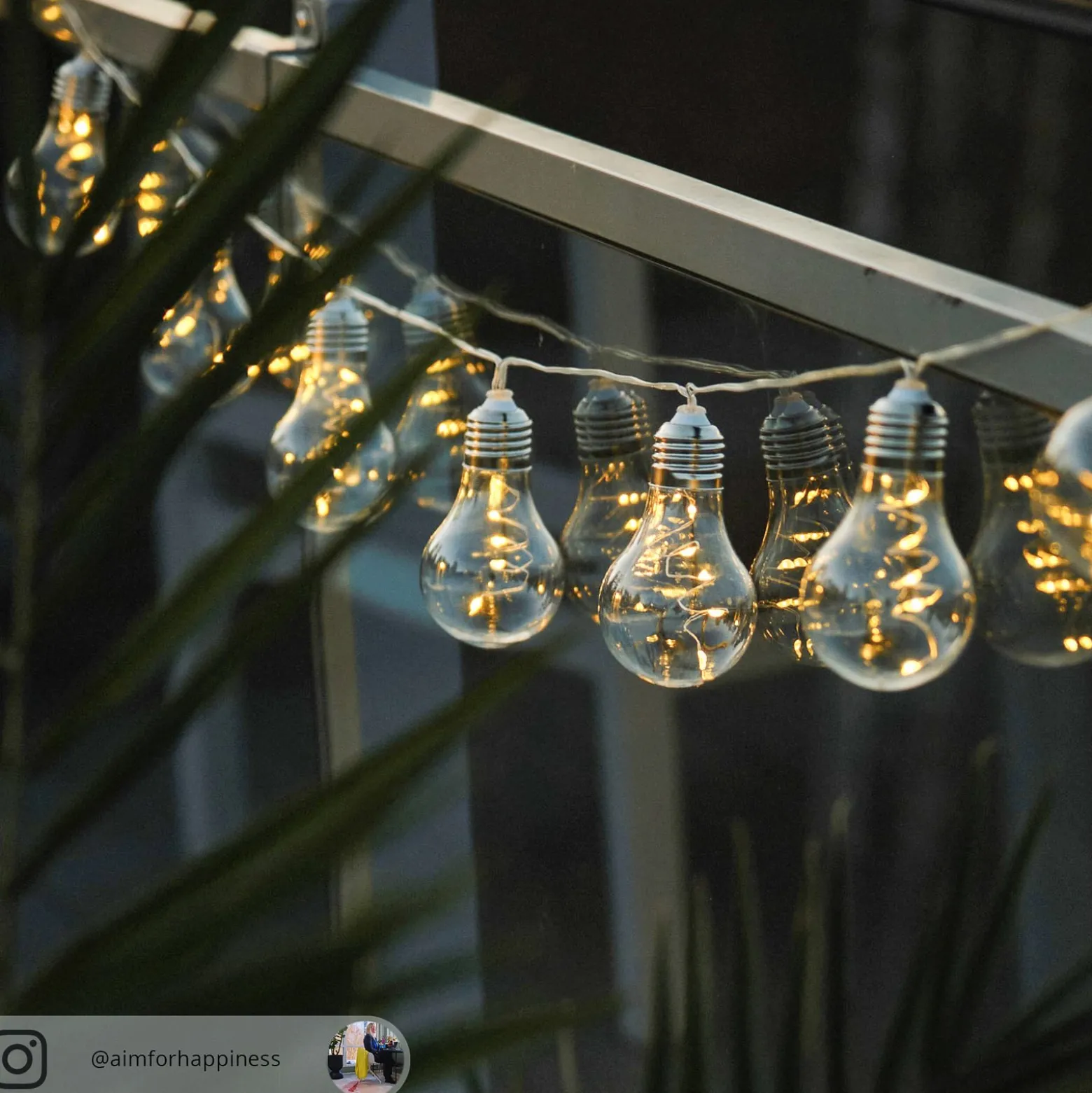 Lindby LED-Solar-Lichterkette Lampini, 200 cm, schwarz, IP44