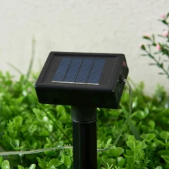 Lindby LED-Solar-Lichterkette Lampini, 200 cm, schwarz, IP44