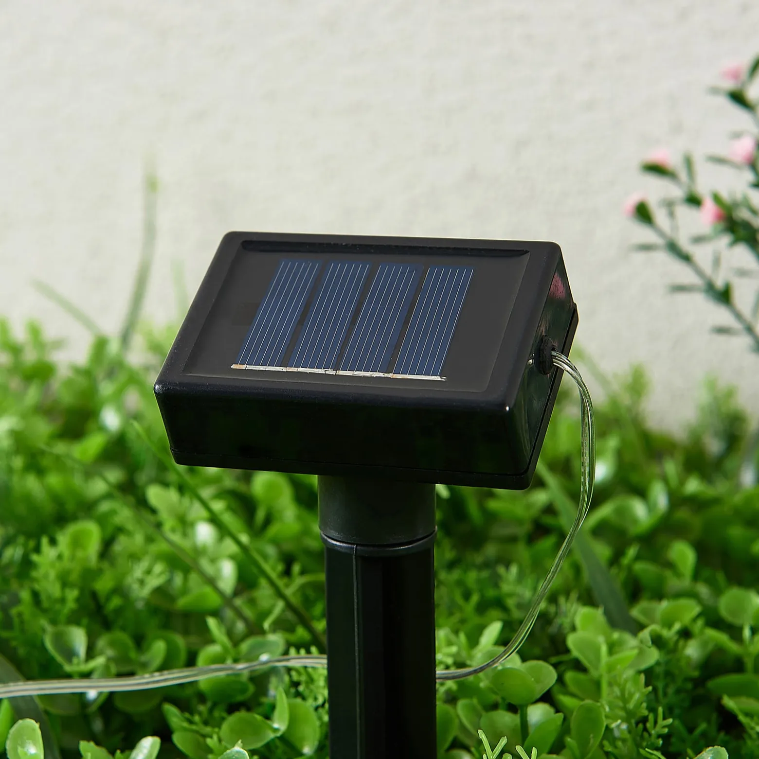 Lindby LED-Solar-Lichterkette Lampini, 200 cm, schwarz, IP44