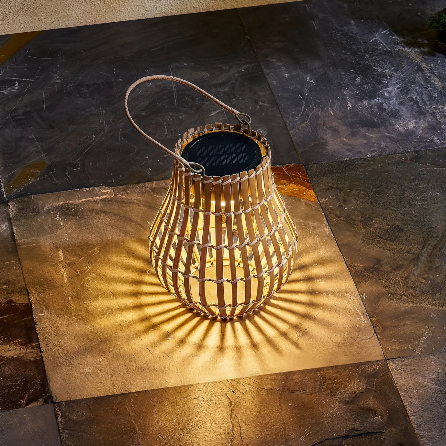 Lindby LED-Solar-Terrassenleuchte Amaria, Bambus, Ø 18 cm