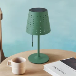 Lindby LED-Solar-Tischleuchte Hilario, grün, Eisen, Akku