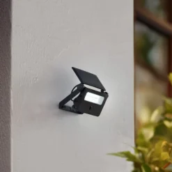 Lindby LED-Solar-Wandleuchte Rikard, schwarz, Edelstahl