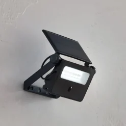 Lindby LED-Solar-Wandleuchte Rikard, schwarz, Edelstahl