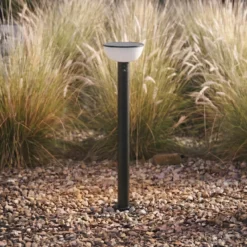 Lindby LED-Solarwegeleuchte Obintu, schwarz, 63 cm, Sensor