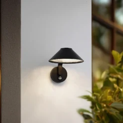 Lindby LED-Wandlampe Capelo, schwarz, Metall, Sensor, Ø20cm