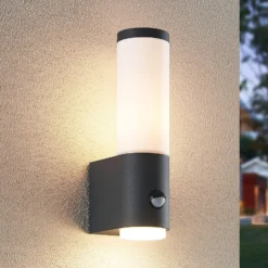 Lindby Okari Außenwandleuchte mit Sensor, gerade