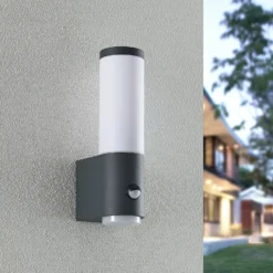 Lindby Okari Außenwandleuchte mit Sensor, gerade