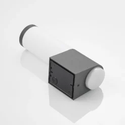 Lindby Okari Außenwandleuchte mit Sensor, gerade
