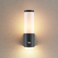 Lindby Okari Außenwandleuchte mit Sensor, gerade