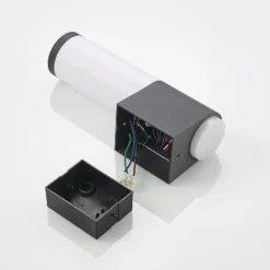 Lindby Okari Außenwandleuchte mit Sensor, gerade