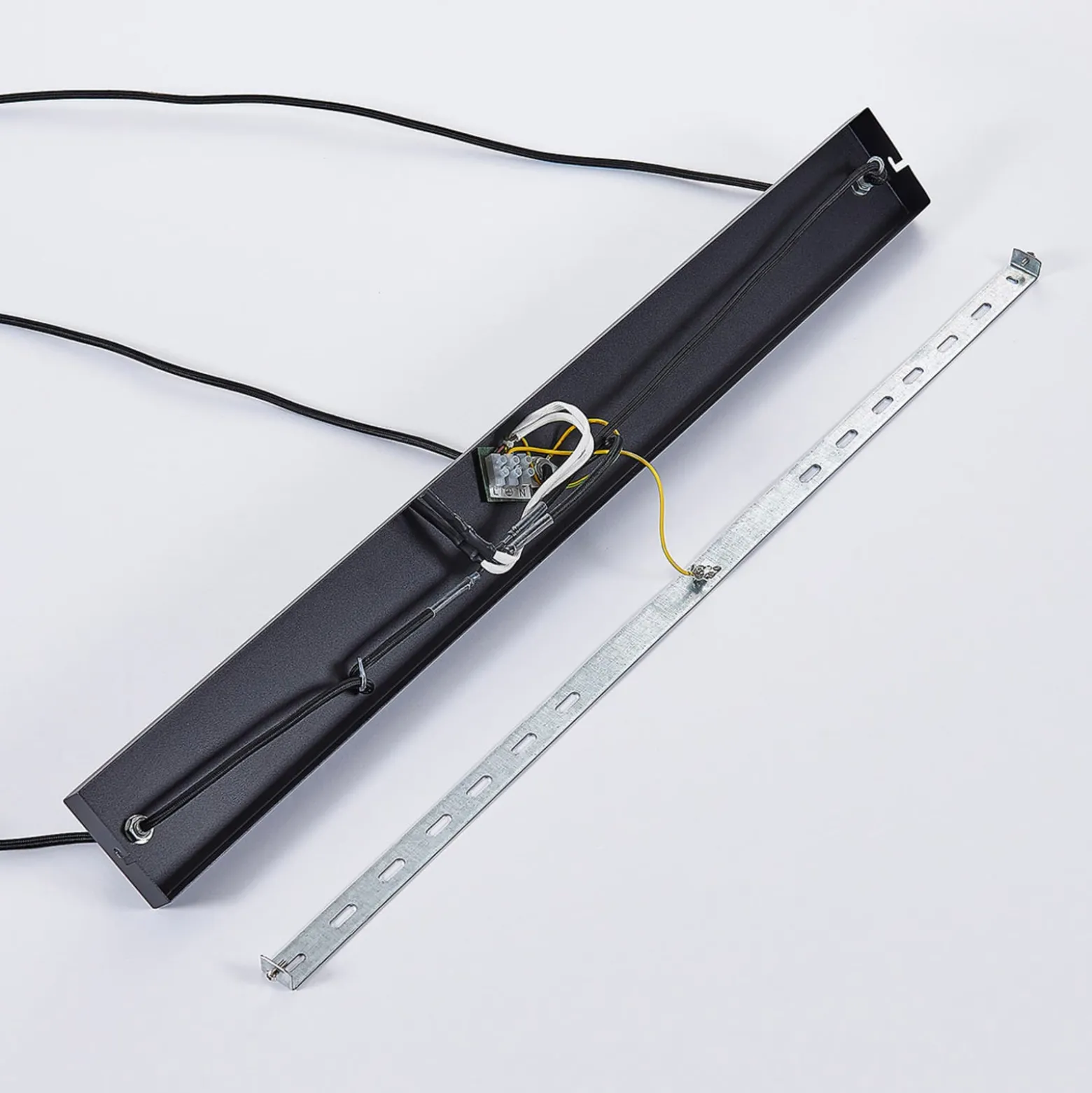 Lindby Pendellampe Jusra, 99cm, 3-flg., schwarz, Metall, E27
