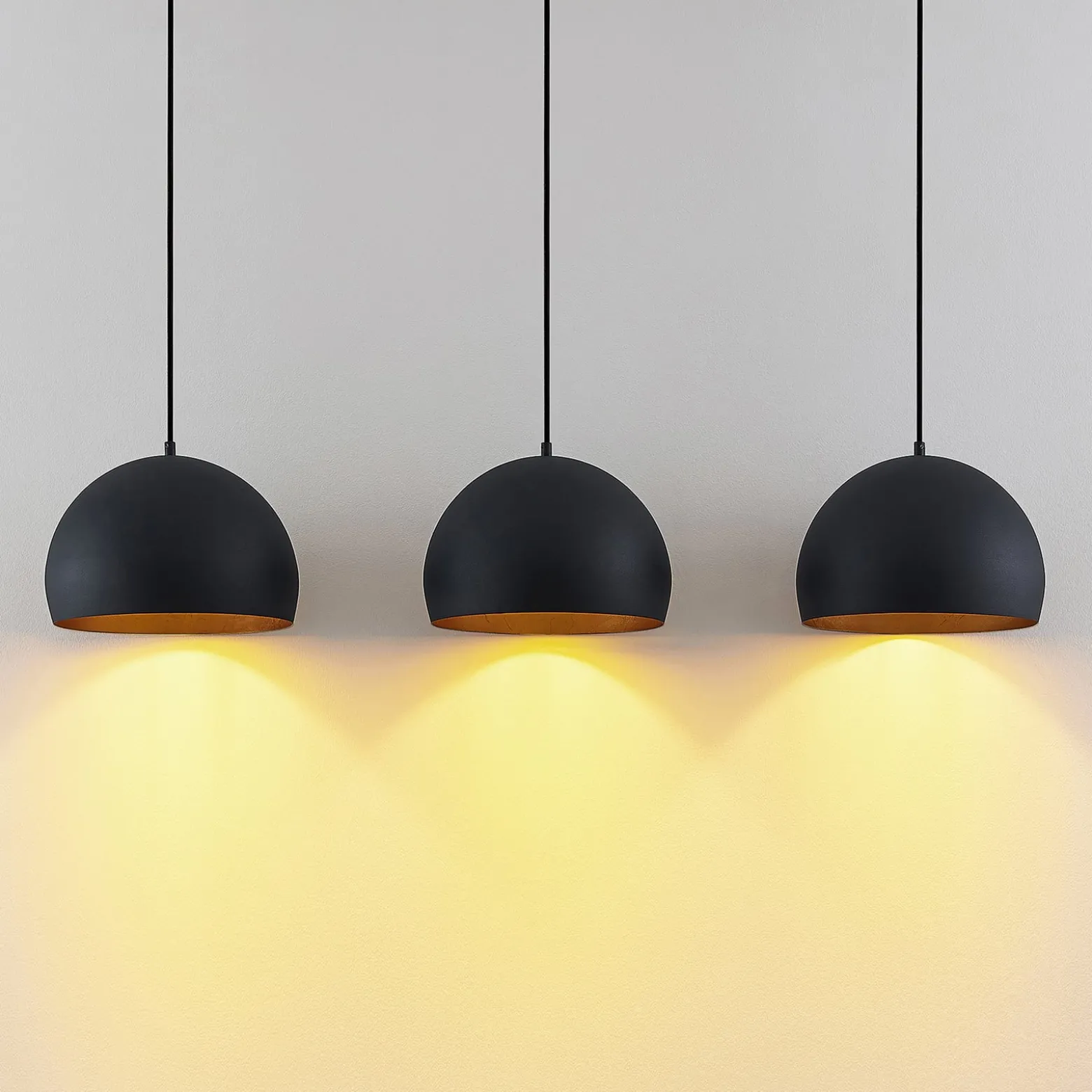 Lindby Pendellampe Tarjei, Länge 120cm, schwarz/gold, Metall