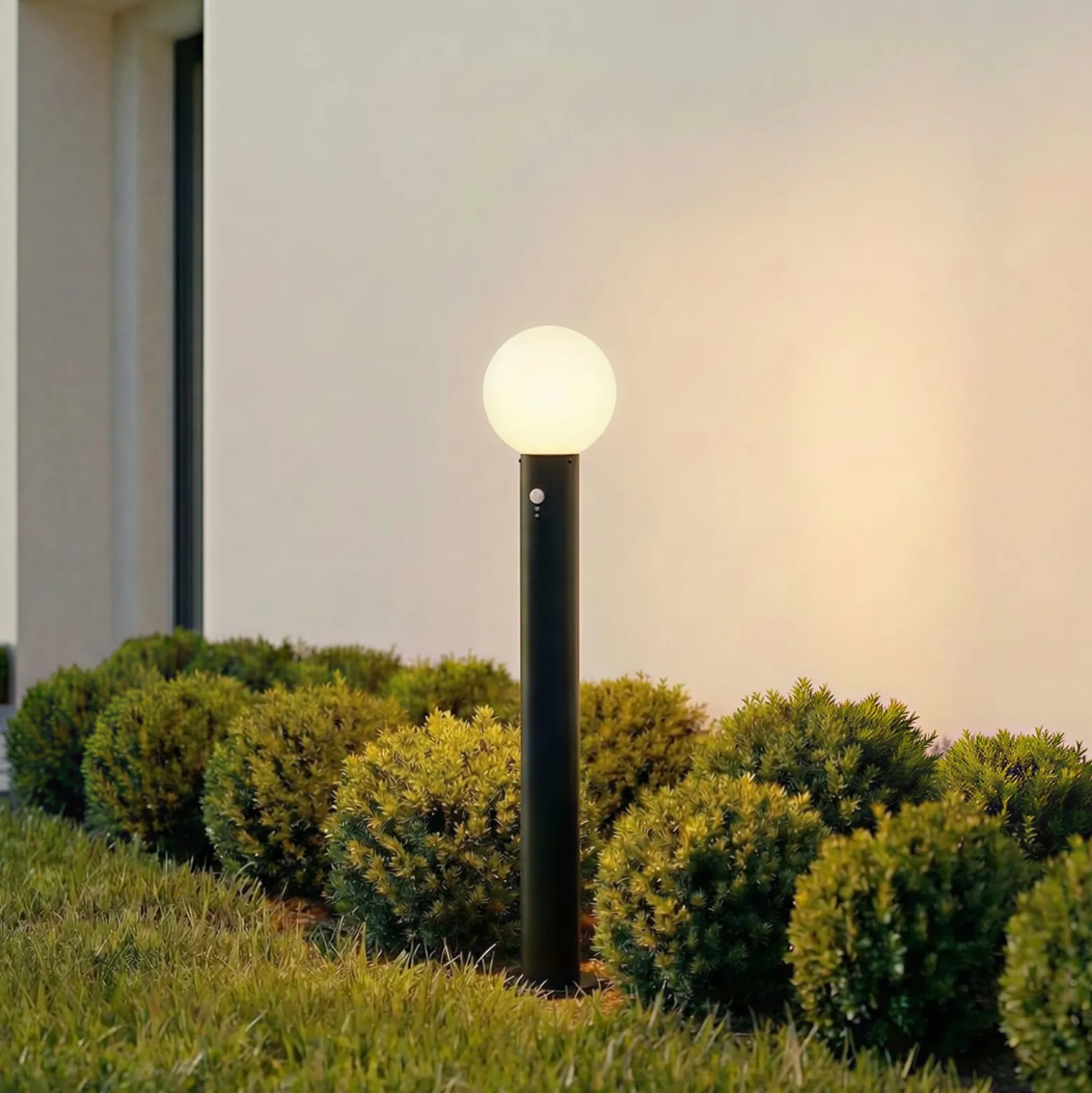 Lindby Wegeleuchte Dangan, schwarz/weiß, 90 cm, Glas, Sensor