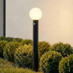 Lindby Wegeleuchte Dangan, schwarz/weiß, 90 cm, Glas, Sensor