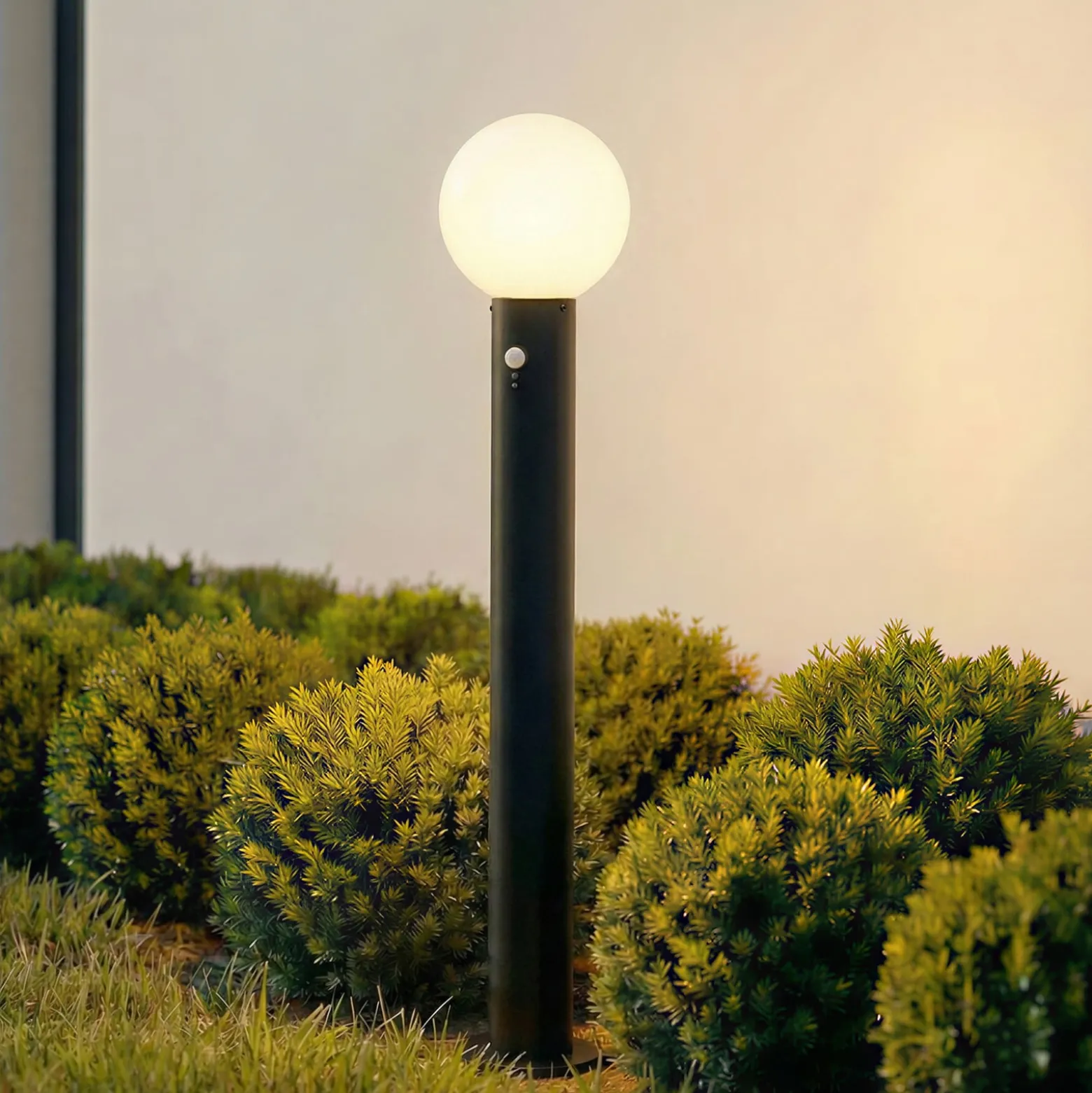 Lindby Wegeleuchte Dangan, schwarz/weiß, 90 cm, Glas, Sensor