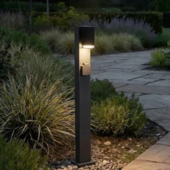 Lindby Wegeleuchte Enerio, schwarz, Steckdose, 80 cm, GU10