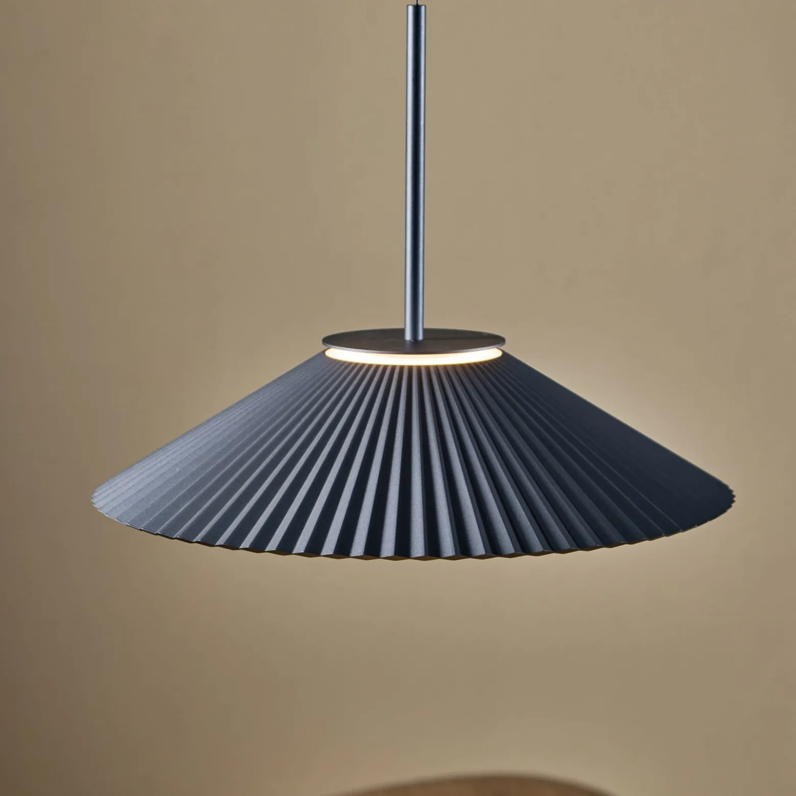 LOOM DESIGN LED-Hängelampe Ballerina, dunkelblau, Ø 35 cm