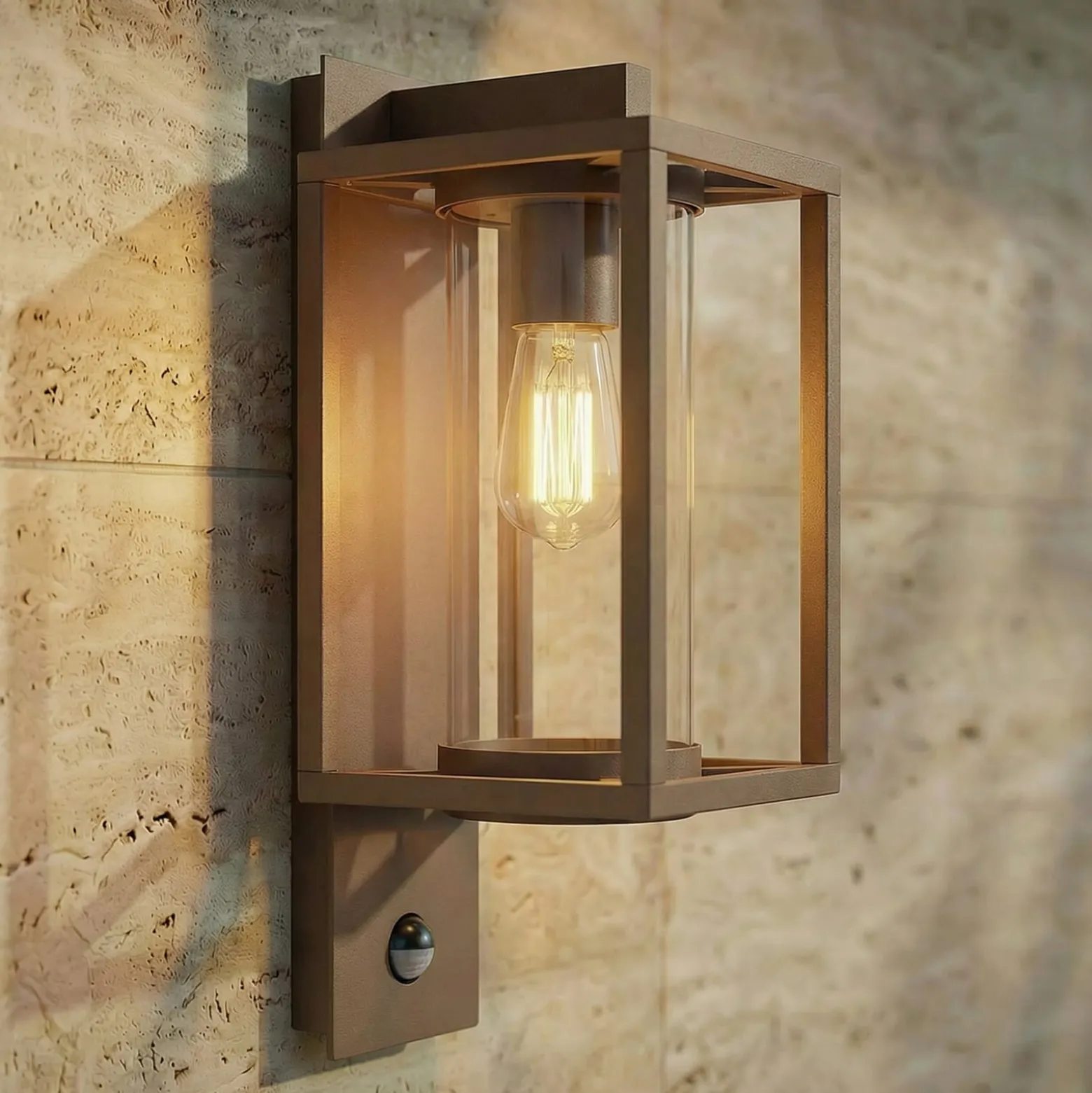 Lucande Außenwandlampe Ferda, Sensor, Fassung unten, braun