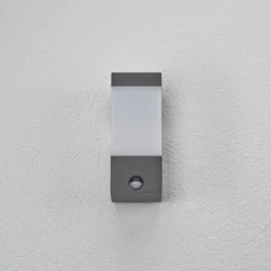 Lucande Außenwandleuchte Kiran, Sensor, grau, IP44, E27