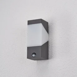 Lucande Außenwandleuchte Kiran, Sensor, grau, IP44, E27
