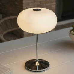 Lucande LED-Akkutischlampe Anoria, chrom/weiß, Glas IP44 USB