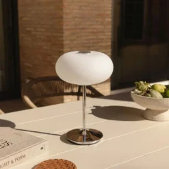 Lucande LED-Akkutischlampe Anoria, chrom/weiß, Glas IP44 USB