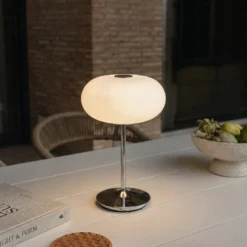 Lucande LED-Akkutischlampe Anoria, chrom/weiß, Glas IP44 USB