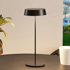Lucande LED-Akkutischleuchte Tibia, schwarz, Alu, USB, IP54