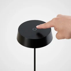 Lucande LED-Akkutischleuchte Tibia, schwarz, Alu, USB, IP54