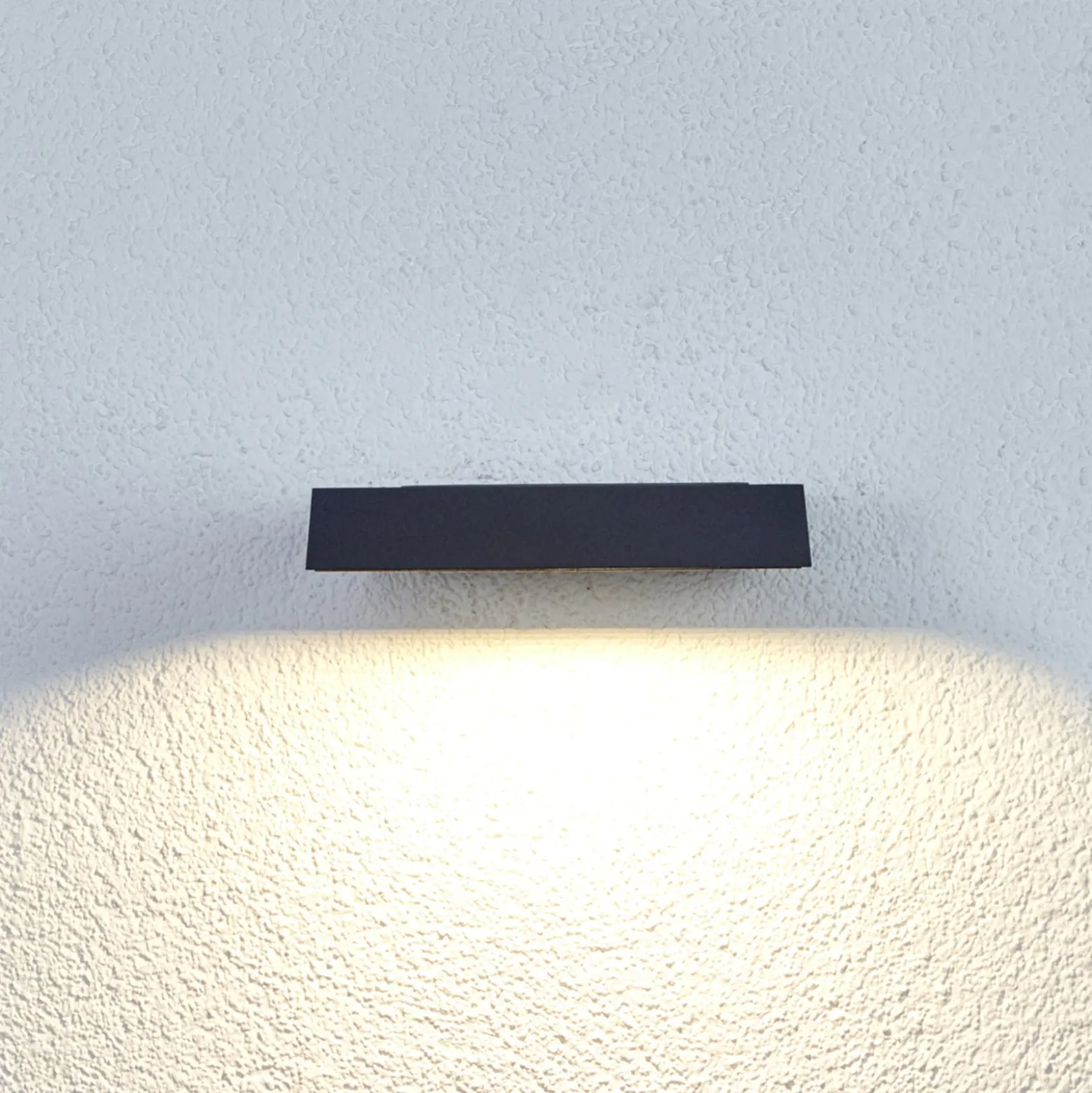 Lucande LED-Außenstrahler Maica, anthrazit, schwenkbar, IP65
