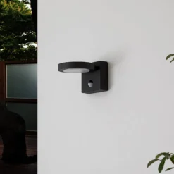 Lucande LED-Außenwandlampe Belna, Metall, Sensor, IP54