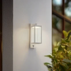 Lucande LED-Außenwandlampe Ferdinand, weiß, Sensor, 38 cm