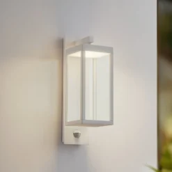 Lucande LED-Außenwandlampe Ferdinand, weiß, Sensor, 38 cm