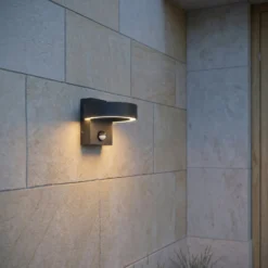 Lucande LED-Außenwandleuchte Nirella, schwarz, CCT, Sensor