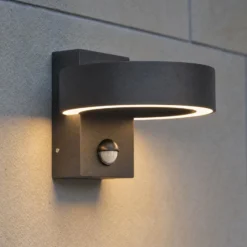Lucande LED-Außenwandleuchte Nirella, schwarz, CCT, Sensor